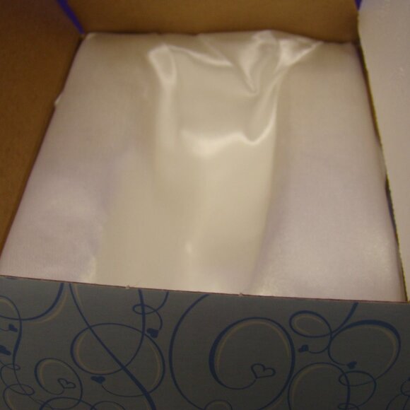 Precious Moments Figurine: “You Capture Beauty With All You Do”. 830022 in box - Picture 12 of 16